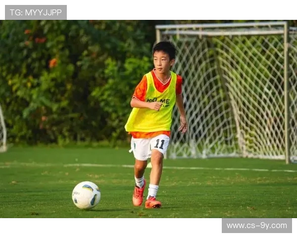 小小足球梦：孩子们在绿茵场上拼搏的汗水与坚持